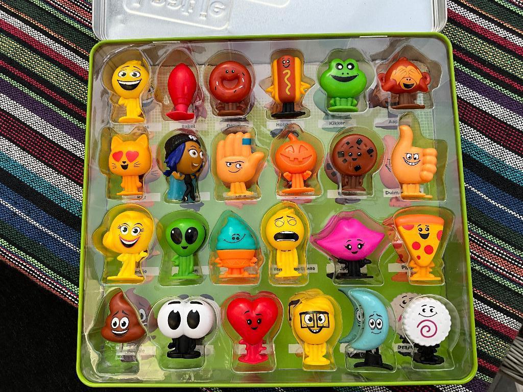 Emoji poppetjes van de Plus in bewaarblik compleet, Verzamelen, Supermarktacties, Emoji poppetjes van de Plus in bewaarblik compleet