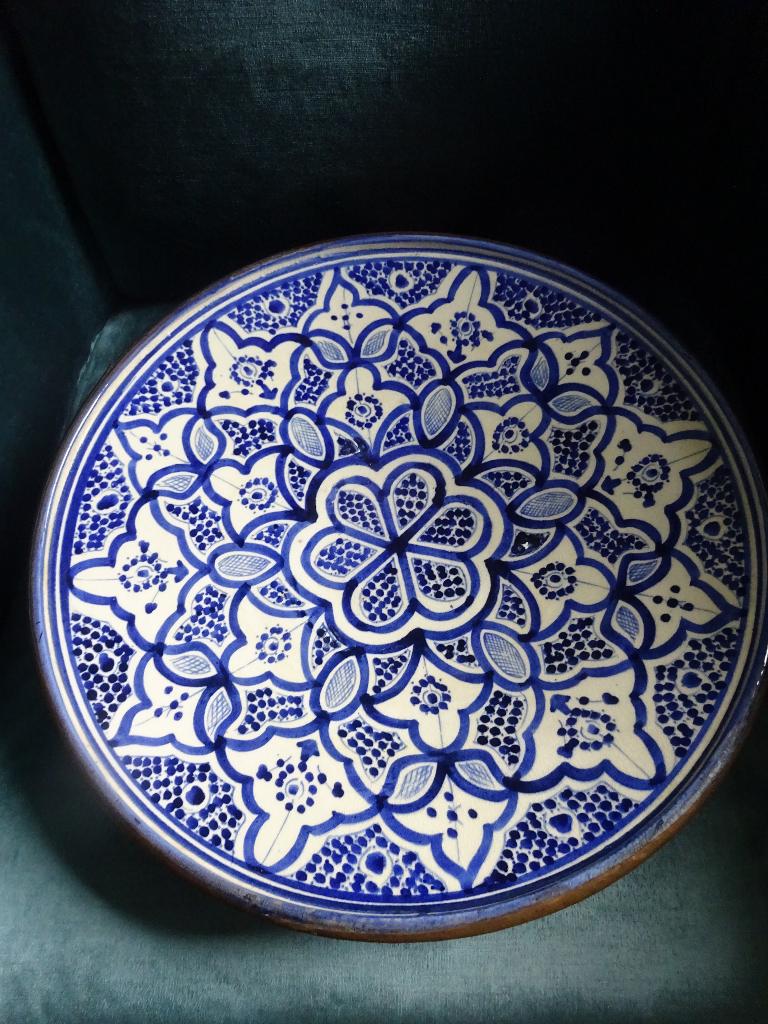 Marokko: grote gesigneerde Safi schaal met koperen randen, Ophalen