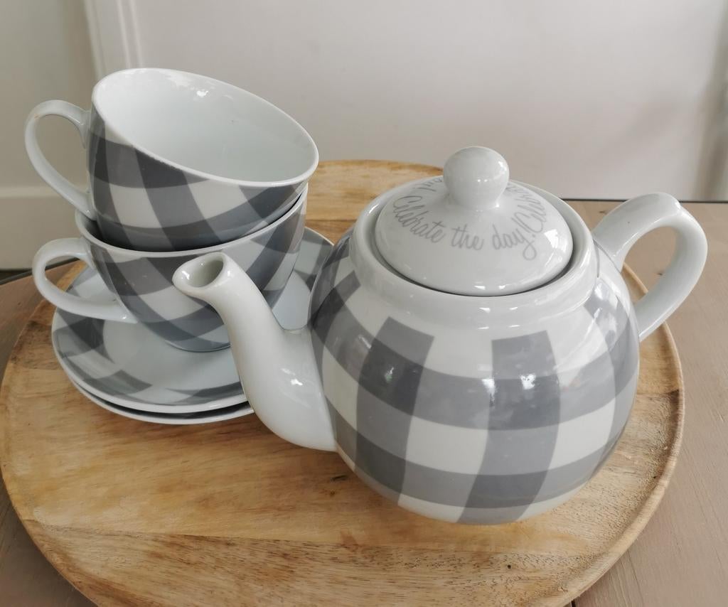 Gusta theepot+2kop/schotel, Ophalen of Verzenden, Zo goed als nieuw, Overige stijlen, Kop(pen) en/of Schotel(s)