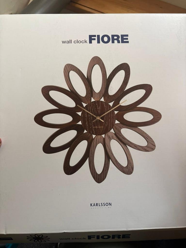 Nieuw! Moderne Wandklok Fiore Karlsson, Ophalen of Verzenden, Nieuw, Analoog, Wandklok