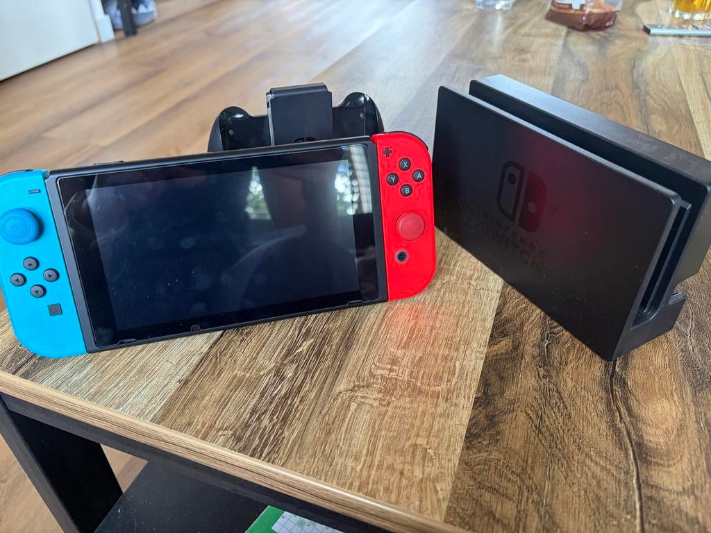 Nintendo Switch met accessoires en 3 games, Spelcomputers en Games, Ophalen, Gebruikt, Role Playing Game (Rpg), 3 spelers of meer