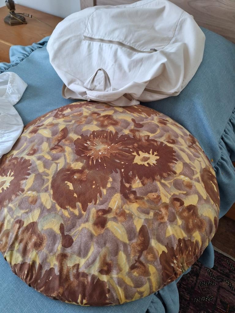 Kantklosspullen: kussens, klosjes, boekjes, tasje, Ophalen