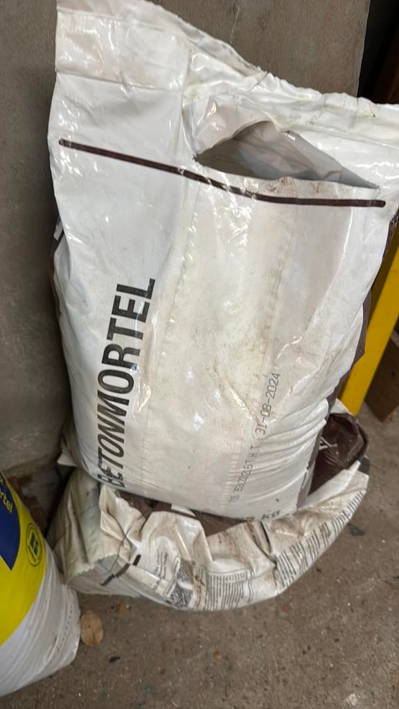 Gratis 2,5 zakken beton, Tuin en Terras, Zand, Ophalen, Zo goed als nieuw