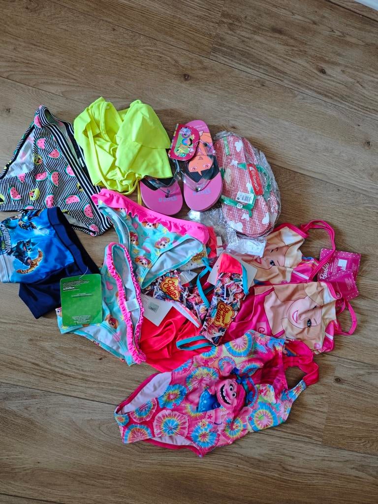 Partij van 13 stuks zwemkleding en slippers, Ophalen of Verzenden, Nieuw, Meisje