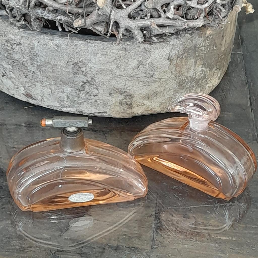 Twee oude parfumflessen, roze glas, Ophalen of Verzenden