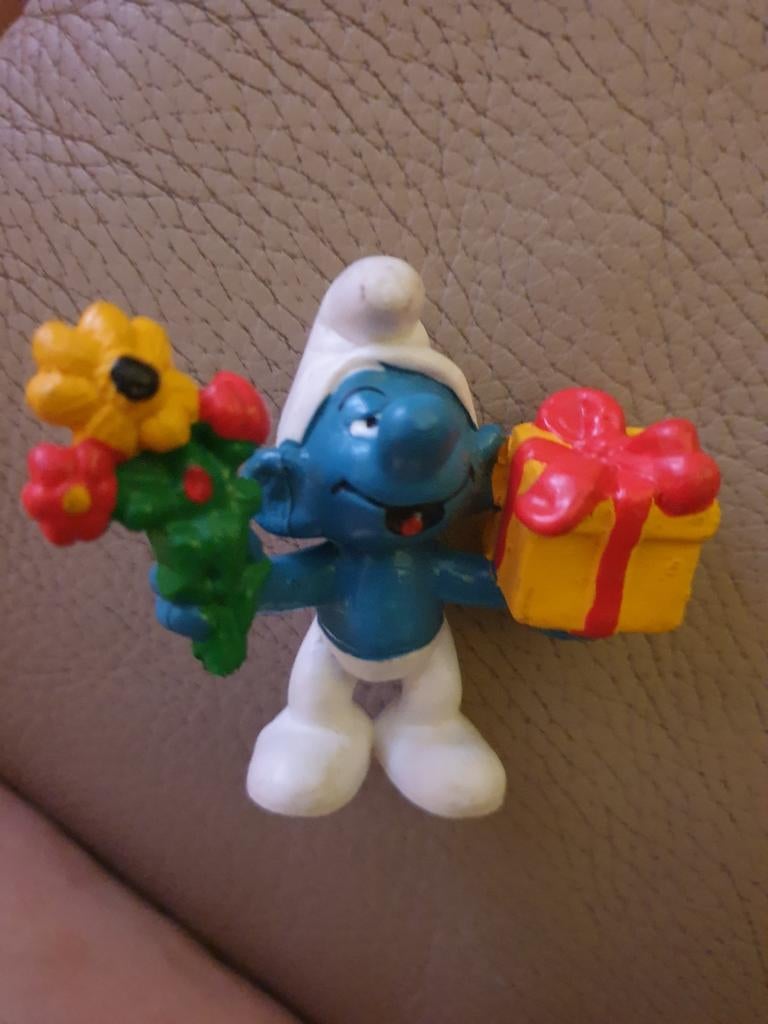 Smurf met bloemen en cadeau - Vintage Smurfen figuur, Verzamelen, Smurfen, Ophalen of Verzenden, Verschillende Smurfen