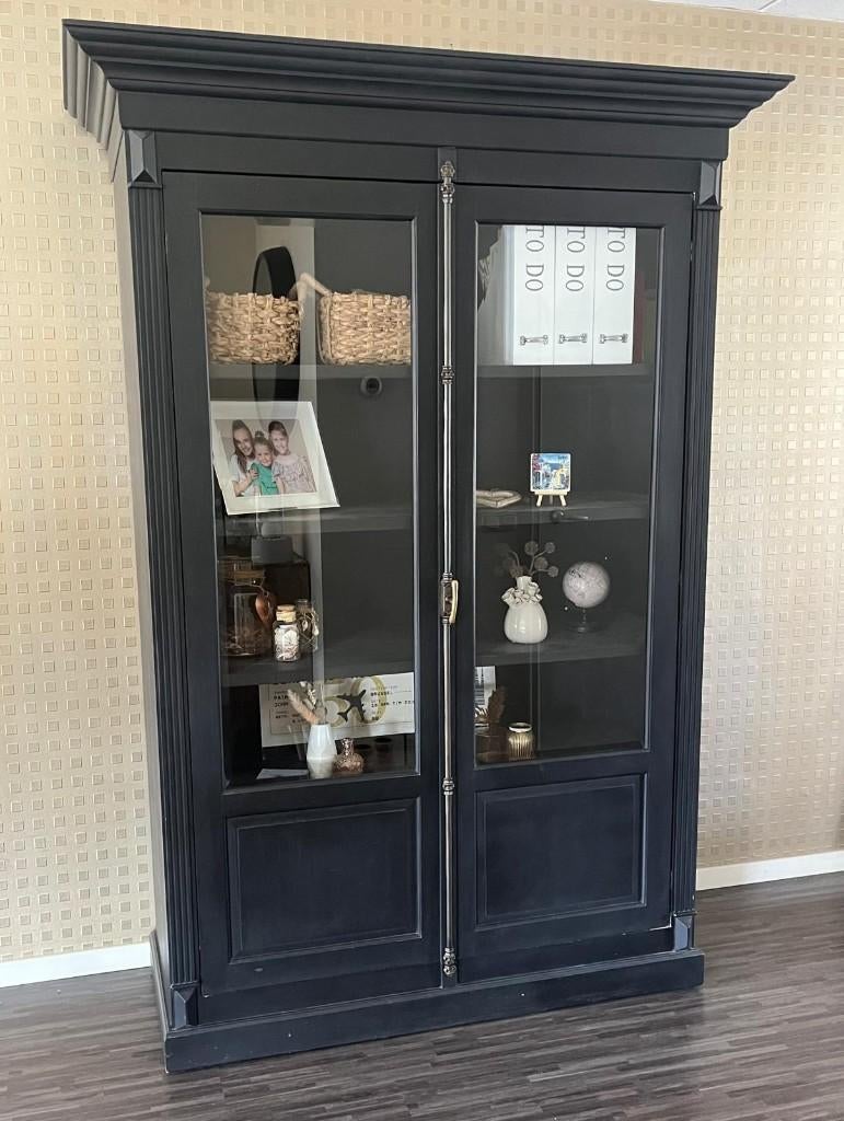Hoge zwarte (brocante) vitrinekast, Ophalen, Gebruikt, 100 tot 150 cm, 200 cm of meer