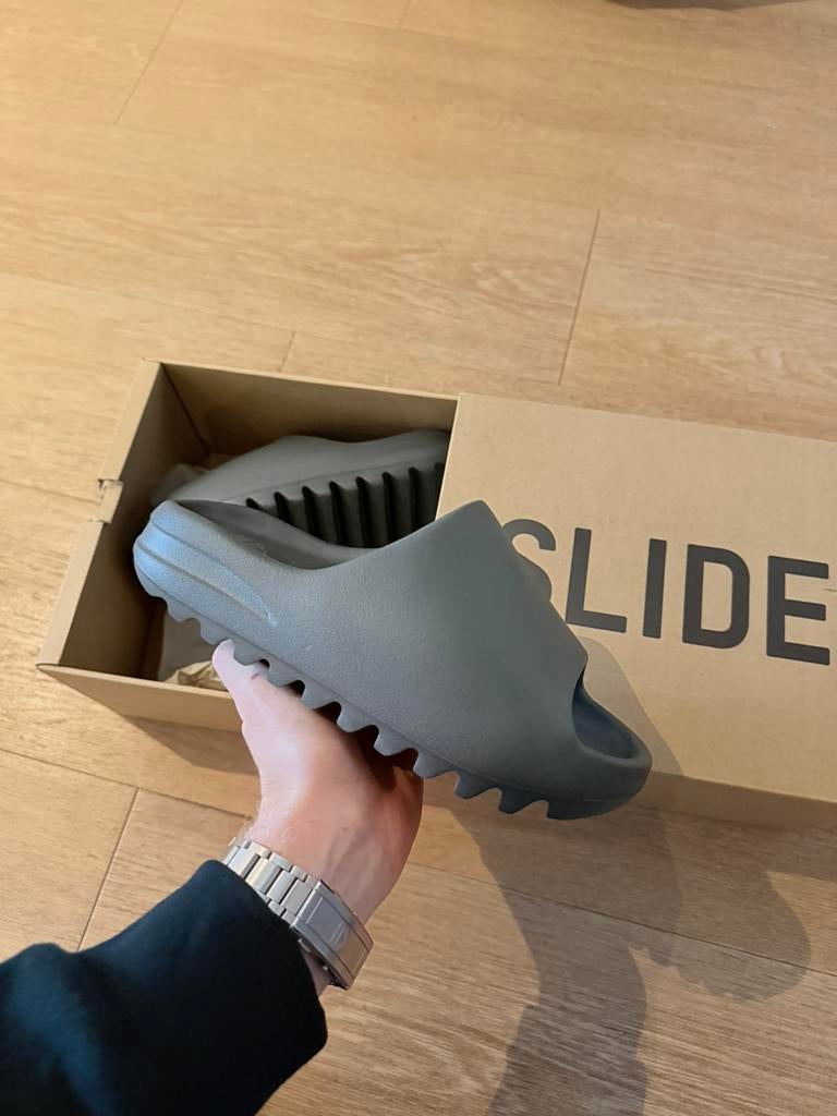 Yeezy Slide Dark Onyx maat 38, Kleding | Heren, Schoenen, Ophalen of Verzenden, Nieuw, Zwart