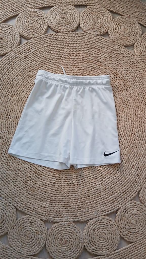 Nike korte broek wit 137-147, Broek, Jongen of Meisje, Ophalen of Verzenden, Zo goed als nieuw