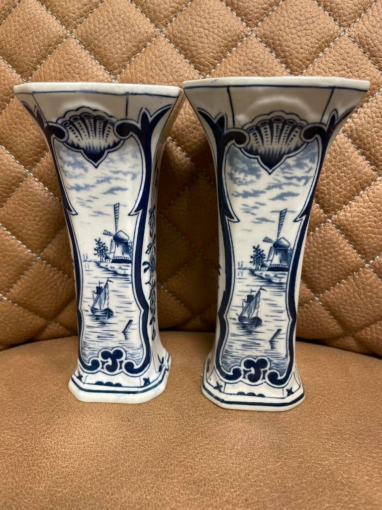 Twee Delfts blauwe vazen met molen en boot, Ophalen of Verzenden