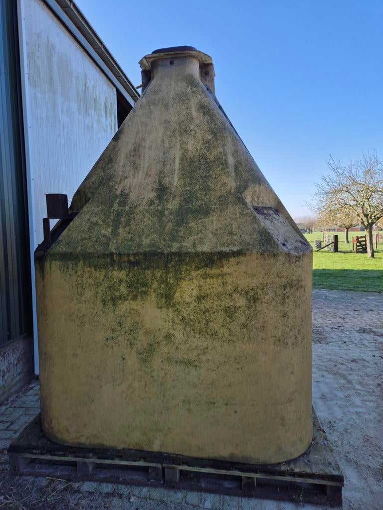 Schuilhok gemaakt van oude voersilo