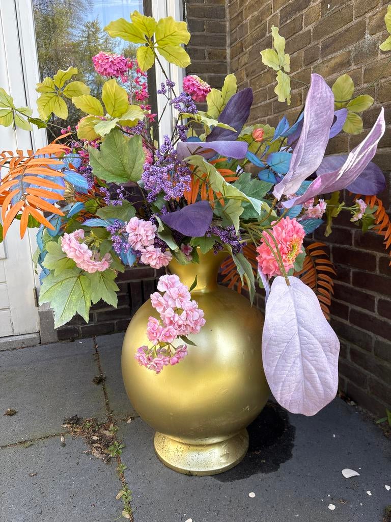 Goudkleurige vaas met kunstbloemen, Binnen, Gebruikt, Ophalen of Verzenden, Kunststof