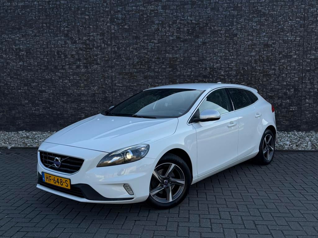 Volvo V40 2.0 D2 120PK 2015 Wit | R-Design | Stoelverwarming, Auto's, Volvo, Voorwielaandrijving, 4 cilinders, 1969 cc, Wit