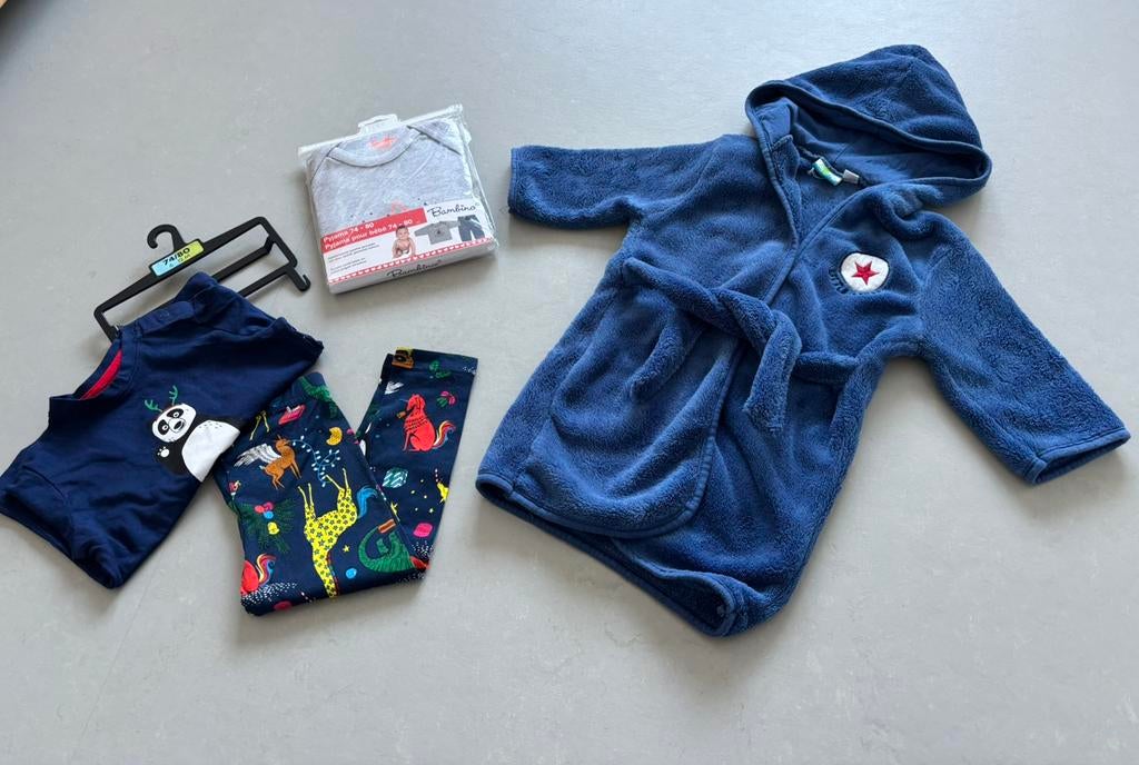 Nieuw setje: 2 Pyjama's & Badjas Maat 74/80, Ophalen of Verzenden, Zo goed als nieuw
