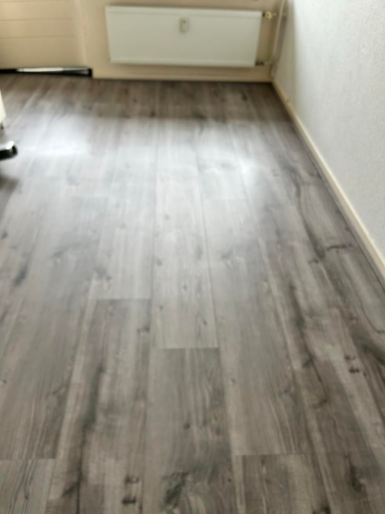 Gratis grijs eiken kliklaminaat - zelf verwijderen, Ophalen, Gebruikt, 50 tot 150 cm, 10 m² of meer