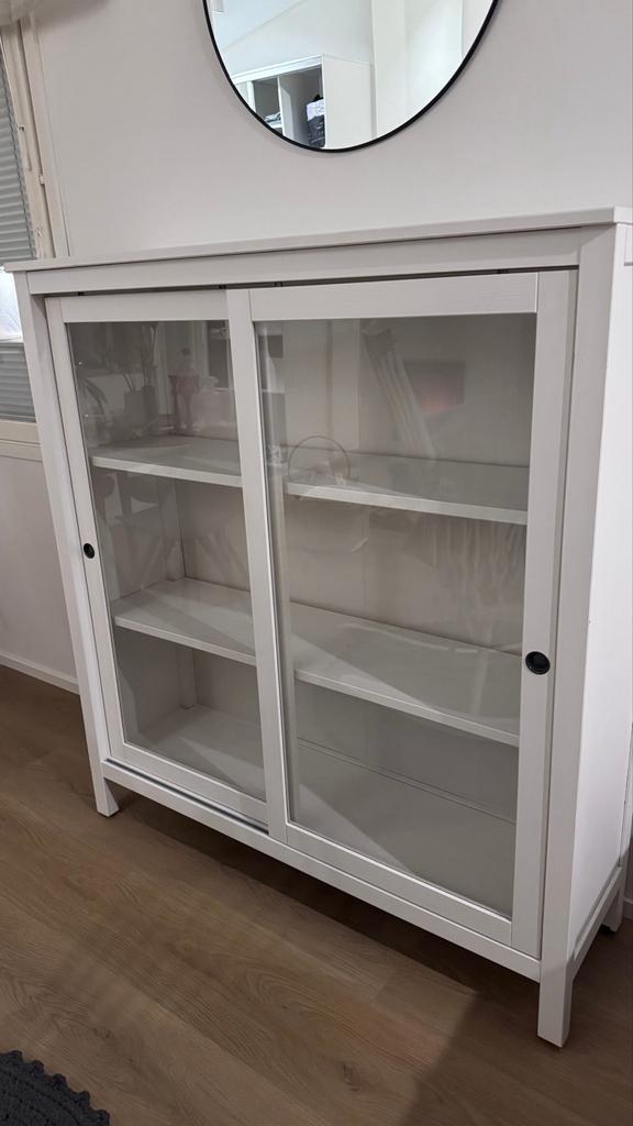 IKEA Hemnes vitrine schuifdeurkast, Ophalen, Gebruikt, 100 tot 150 cm, 25 tot 50 cm