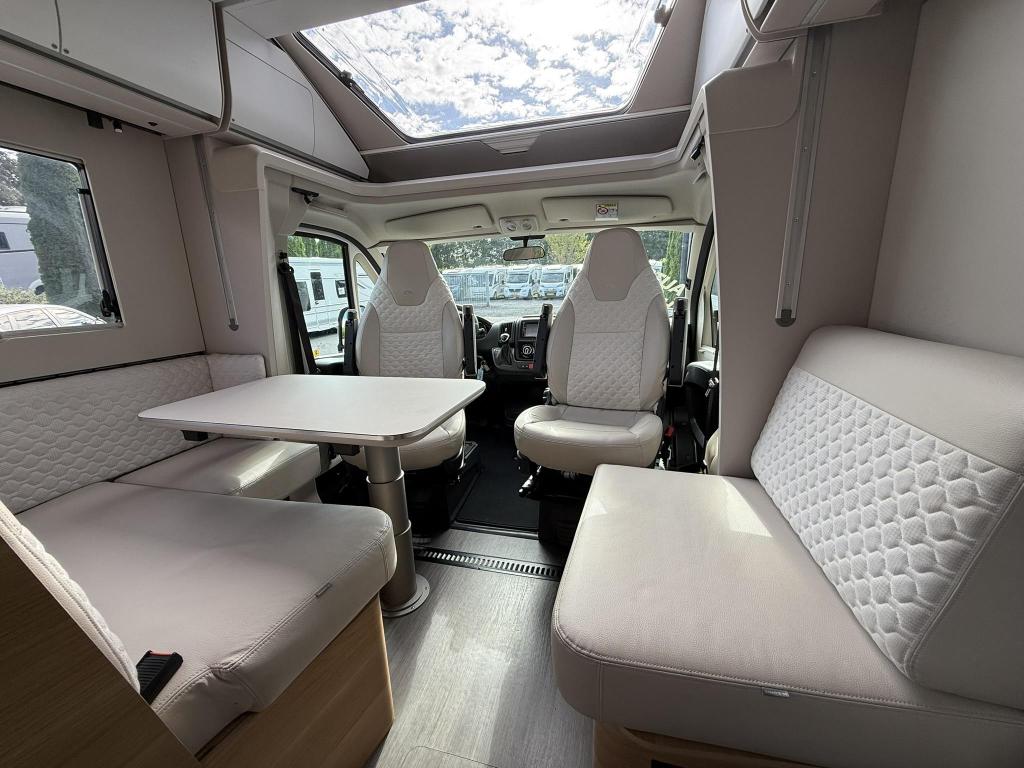 Adria Matrix Plus 670 SC Queensbed - AUTOMAAT 9-traps, Automaat, Standaard zit, Afzuigkap, 7 tot 8 meter