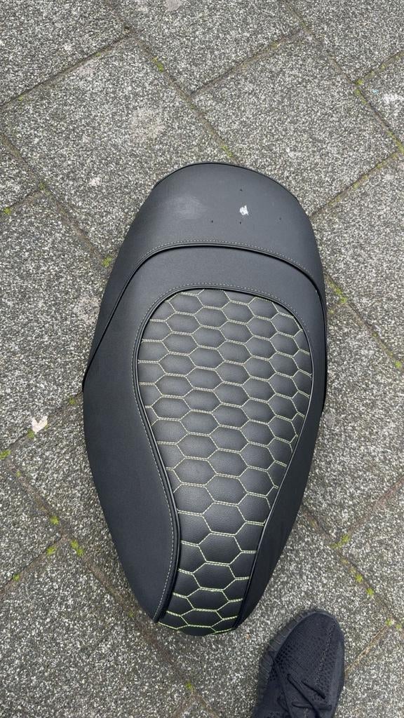 Custom zip zadel, Fietsen en Brommers, Brommeronderdelen | Scooters, Ophalen of Verzenden, Zo goed als nieuw, Zadel, Piaggio