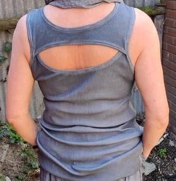 Grijze cold dye zomertop van elastische rib,  mt 44/46, Maat 42/44 (L), Ophalen of Verzenden, Zo goed als nieuw, Zonder mouw