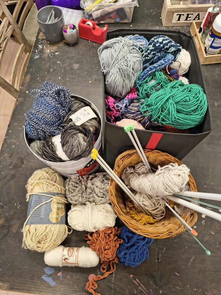 Grote partij wol en garen met breinaalden, Ophalen of Verzenden