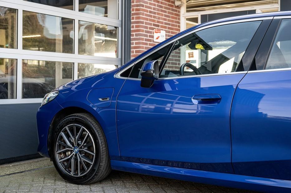 BMW 2 Serie 225e xDrive M sport | Camera | Keyless | Adapt., Automaat, 1800 kg, Euro 6, Blauw