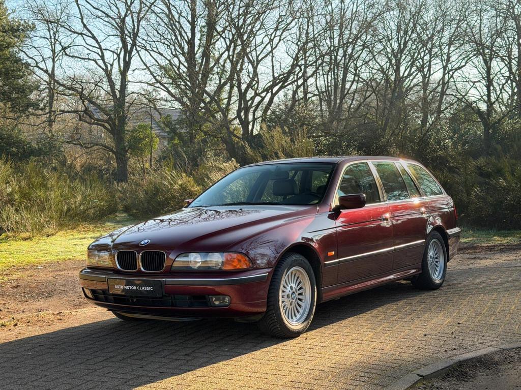 BMW 5-serie Touring E39 | Royal Red | Blijvend youngtimer, Auto's, BMW, Automaat, Achterwielaandrijving, Gebruikt, Zwart