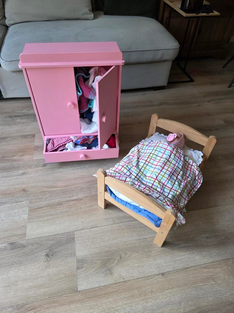 Poppenkast, kleren en poppenbedje met accessoires, Ophalen of Verzenden, Gebruikt, Meisje