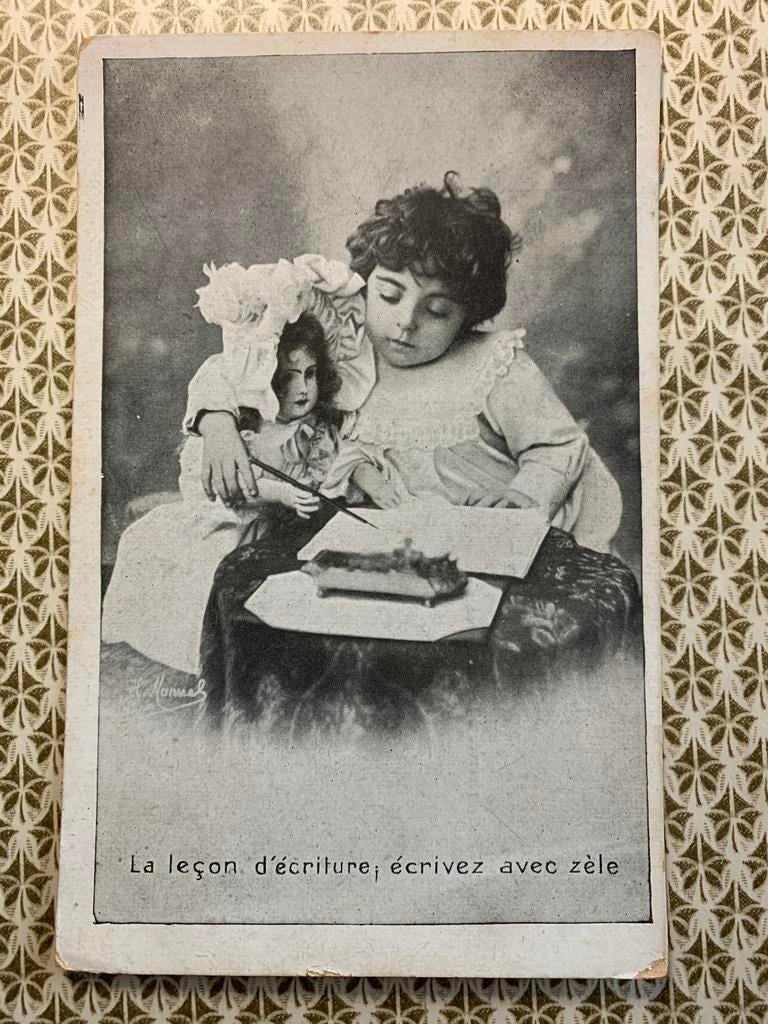 1910 Meisje leert pop schrijven (NN), Ophalen of Verzenden, Voor 1920, Gelopen, Kinderen
