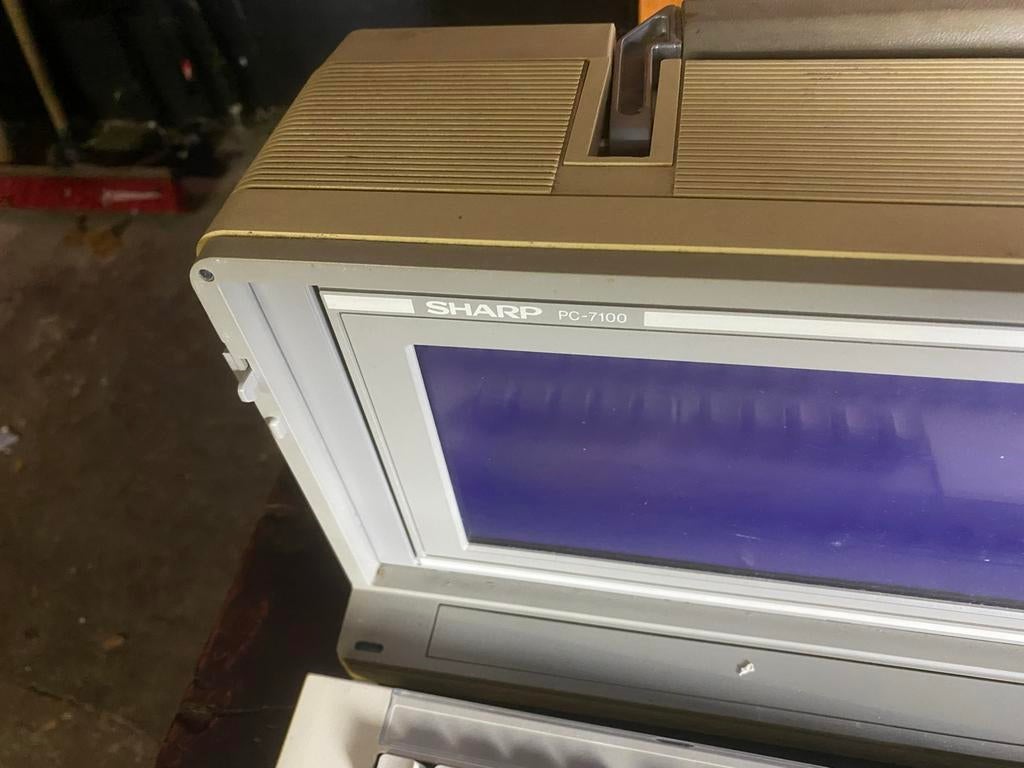 Sharp PC-7100 met boeken en disk 1985, Ophalen