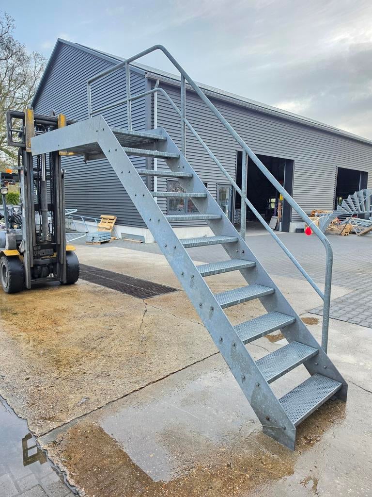 Stalen trap met bordes gegalv. Hoog 2,45 mtr. Nor036, Doe-het-zelf en Verbouw, Ladders en Trappen, Ophalen, 2 tot 4 meter