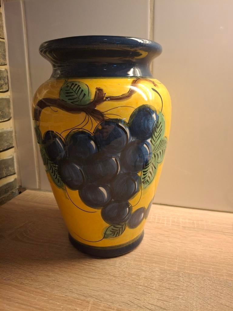 Spaanse vaas met druivenmotief, 28 cm hoog, Ophalen