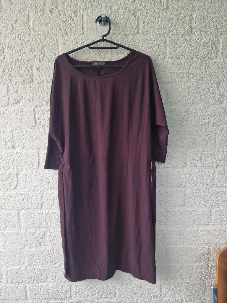Zusss jurk M aubergine met ceintuur stretch, Kleding | Dames, Jurken, Zo goed als nieuw, Maat 38/40 (M), Paars, Onder de knie
