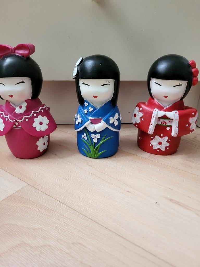 Drie Kokeshi pop Japanse spaarpotten blauw roze en rood, Ophalen of Verzenden, Zo goed als nieuw