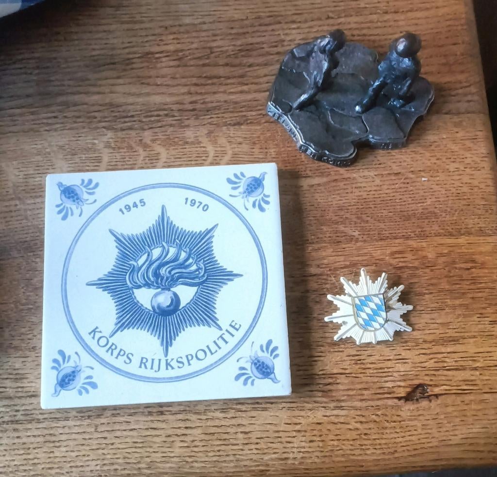 Tegel en beeldje Rijkspolitie en embleem Duitse Polizei, Verzamelen, Ophalen of Verzenden