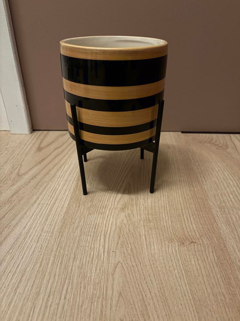 Bloempot op pootjes - Zwart gestreept, Tuin en Terras, Bloempotten, Ophalen, Gebruikt, Rond, Binnen