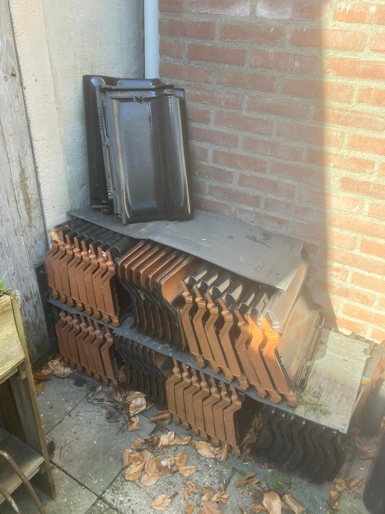 Zwarte en terracotta dakpannen 50 stuks, Ophalen, Steen of Klei, Zwart, Dakpannen