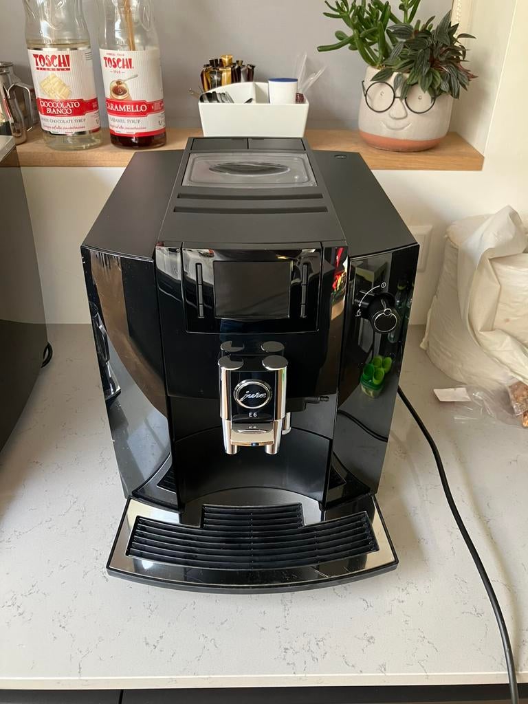 Jura E6 erg nette machines !!!, Witgoed en Apparatuur, Koffiezetapparaten, Ophalen of Verzenden, Zo goed als nieuw, Koffiemachine