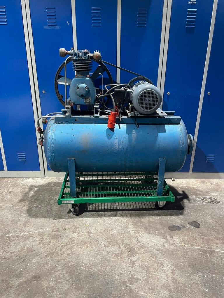 Grote degelijke compressor met nieuwe motor, 380V, Ophalen, Gebruikt, 400 tot 800 liter/min, Mobiel