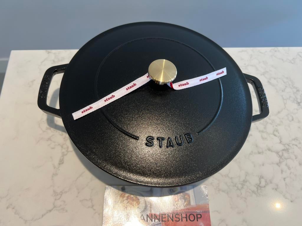 Nieuwe Nieuwe Staub Chistera mat zwart 26 cm, Huis en Inrichting, Keuken | Potten en Pannen, Nieuw, Koekenpan of Braadpan, Gietijzer