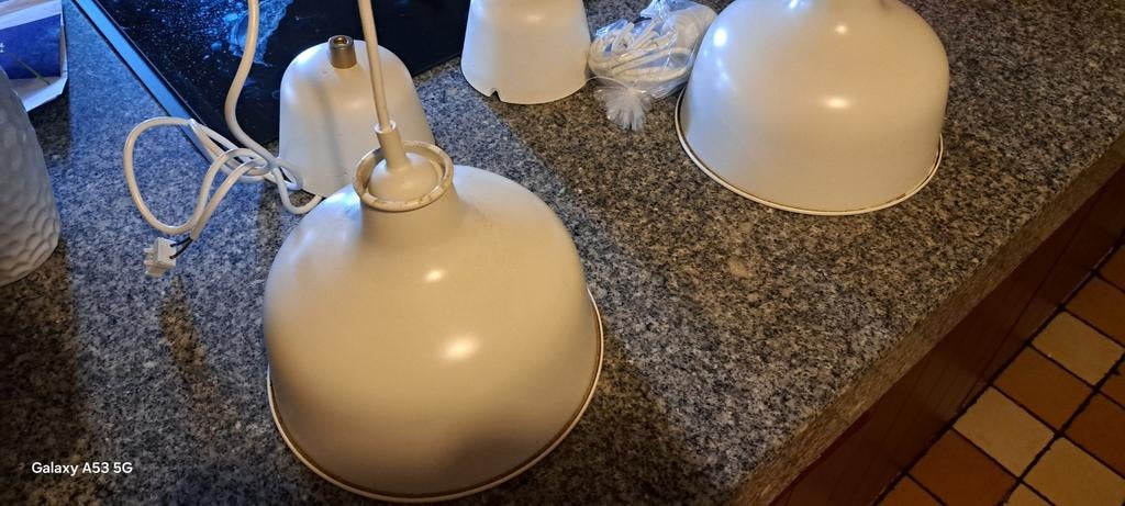 Eenvoudige witte hanglampen voor boven een eettafel, Huis en Inrichting, Lampen | Hanglampen, Ophalen, Minder dan 50 cm