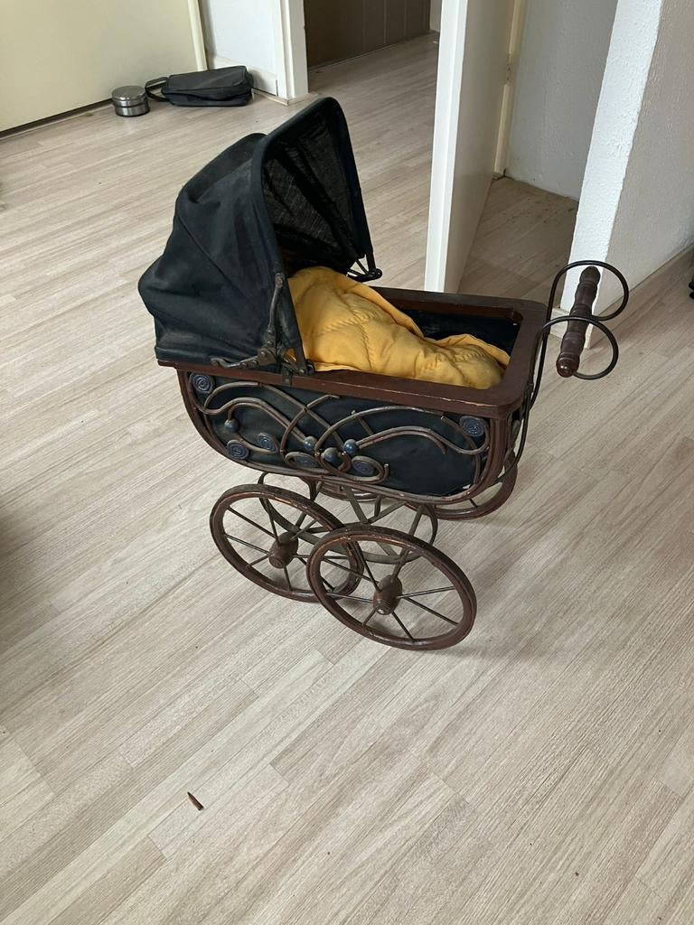 Klassieke houten poppenwagen met metalen wielen en pop, Ophalen