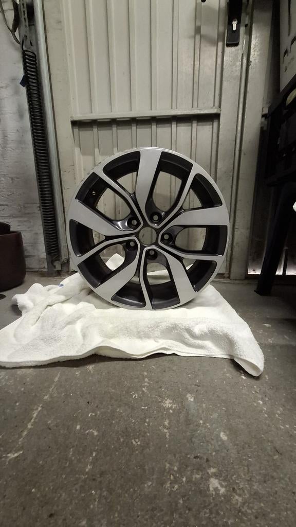 Gebruikte 17" Renault Megane velg - lichte beschadigingen, Ophalen, Gebruikt, Velg(en), 17 inch