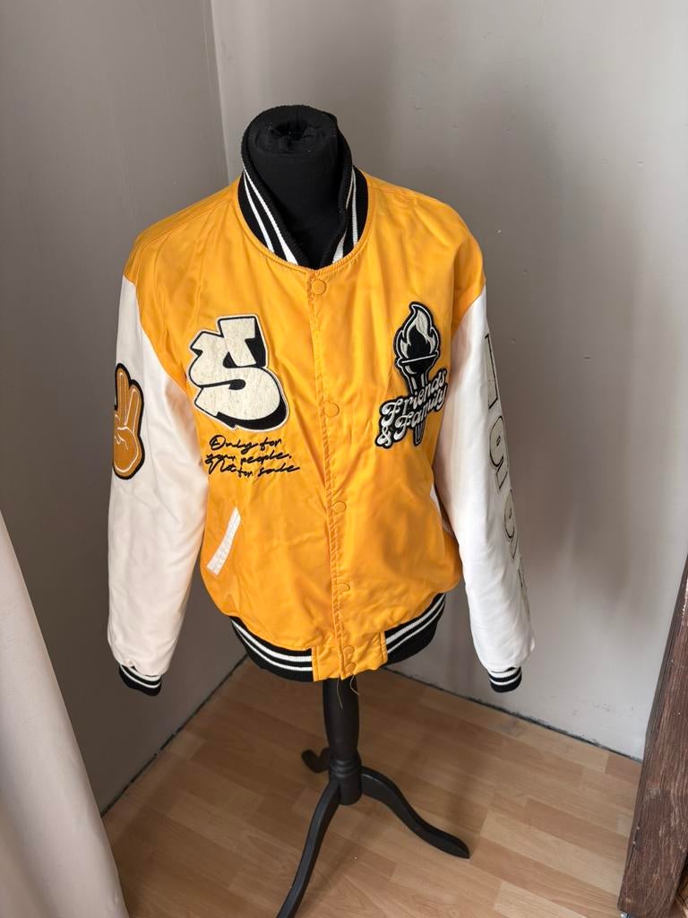 Pull & Bear stoer bomberjack met emblemen mt 42 ZGAN, Ophalen of Verzenden, Zo goed als nieuw, Maat 42/44 (L), Overige kleuren