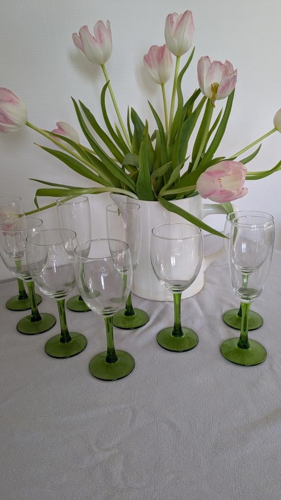 Franse Vintage wijn en champagne glazen op groene voet, Ophalen of Verzenden