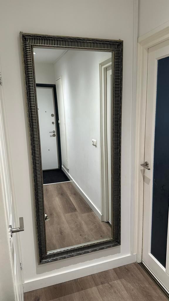 Grote spiegel met zilverkleurige lijst, Huis en Inrichting, Woonaccessoires | Spiegels, Gebruikt, Ophalen of Verzenden, 150 tot 200 cm
