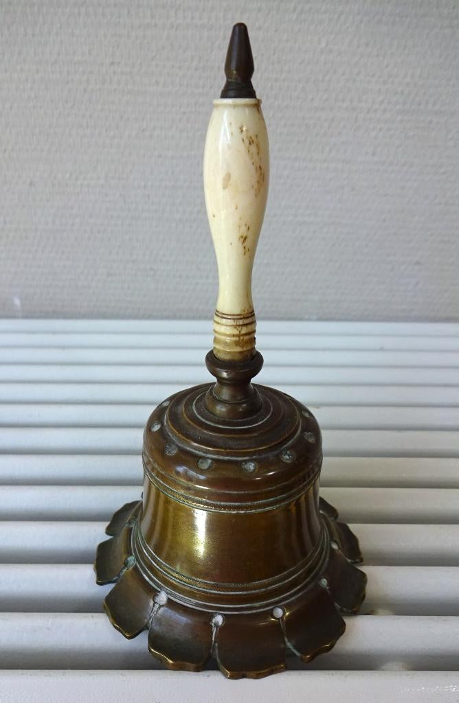 19e Eeuwse bronzen tafelbel: benen handvat, Antiek en Kunst, Antiek | Koper en Brons, Ophalen of Verzenden, Brons