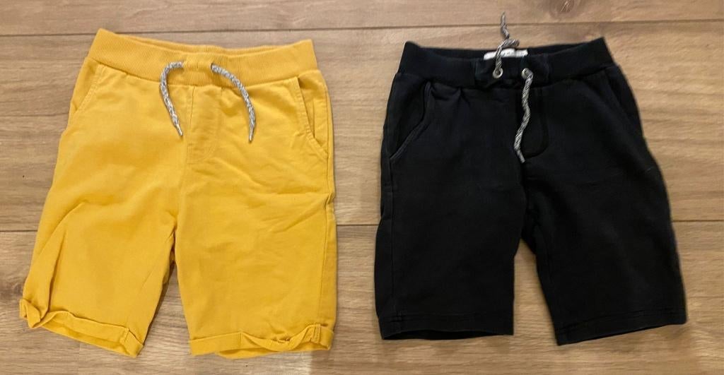 2x korte zachte broek NameIT Jongen Geel en Zwart maat 122, Kinderen en Baby's, Kinderkleding | Maat 122, Broek, Ophalen of Verzenden
