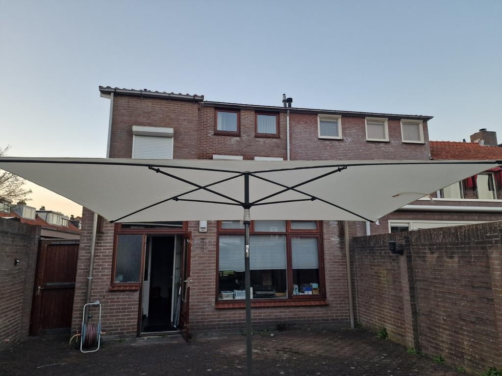 Nieuwe parasol balkon formaat, Tuin en Terras, Parasols, Ophalen, Kantelbaar, Nieuw, Zweefparasol