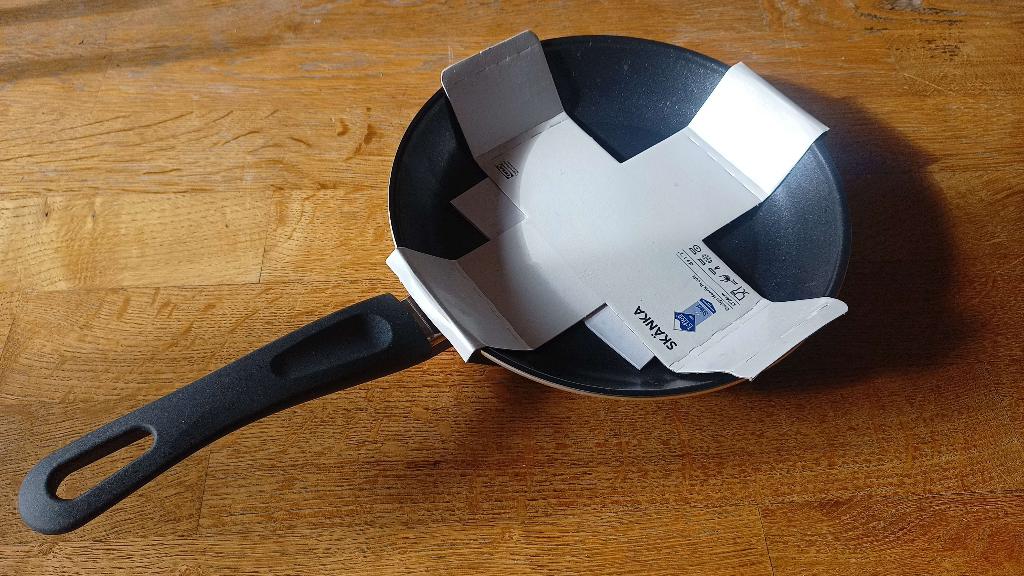 24cm Ikea SKÄNKA koekenpan met anti-aanbaklaag, Ophalen, Keramische plaat, Koekenpan of Braadpan, Nieuw