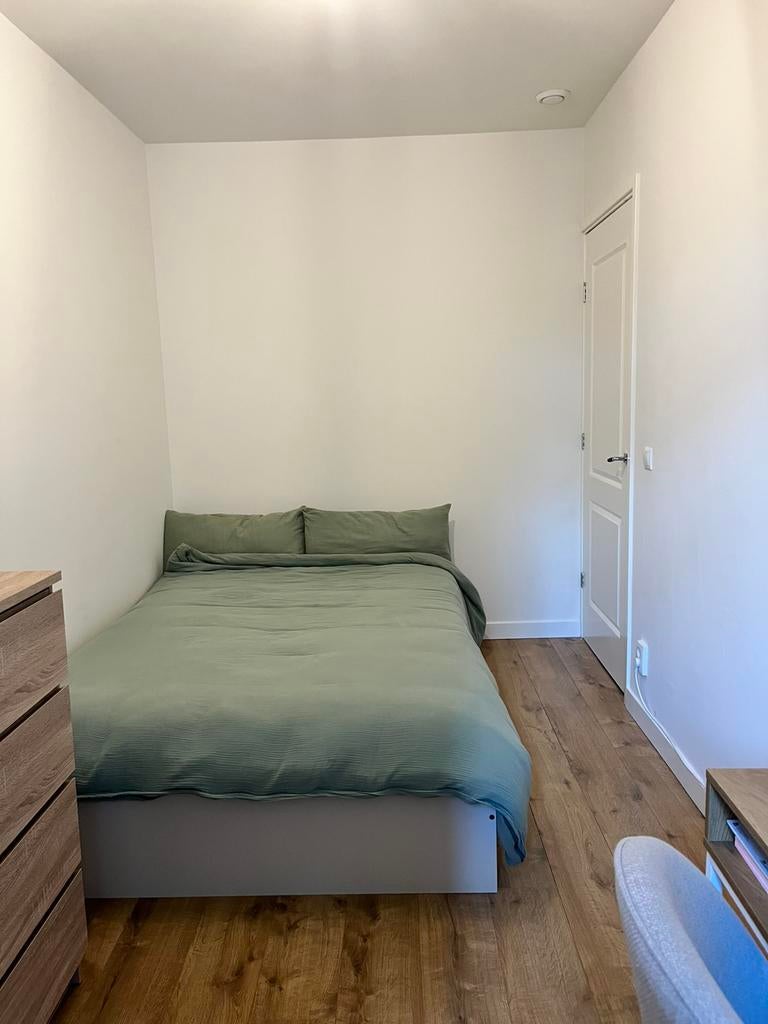 Bed 160x200 23 Feb, Huizen en Kamers, Kamers te huur